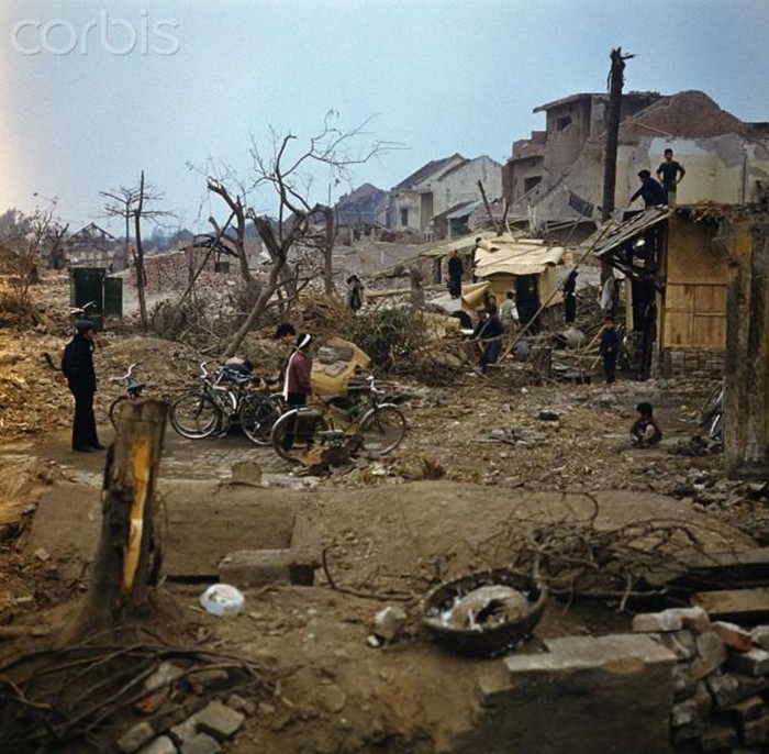 Sức tàn phá của chiến tranh, những đống đổ nát, cây cối bị phá hủy và những túp lều dựng tạm tại phố Khâm Khiên năm 1973. Ảnh. Werner Schulze/Corbis.
